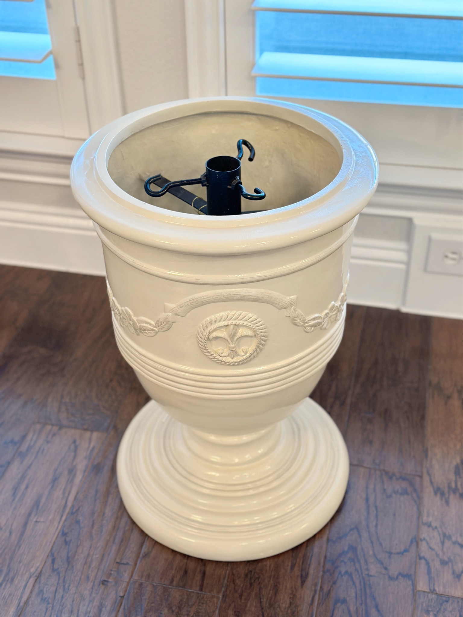 For those asking, here’s what the inside of the Christmas tree urn stand looks like.

#LTKsalealert #LTKstyletip #LTKhome