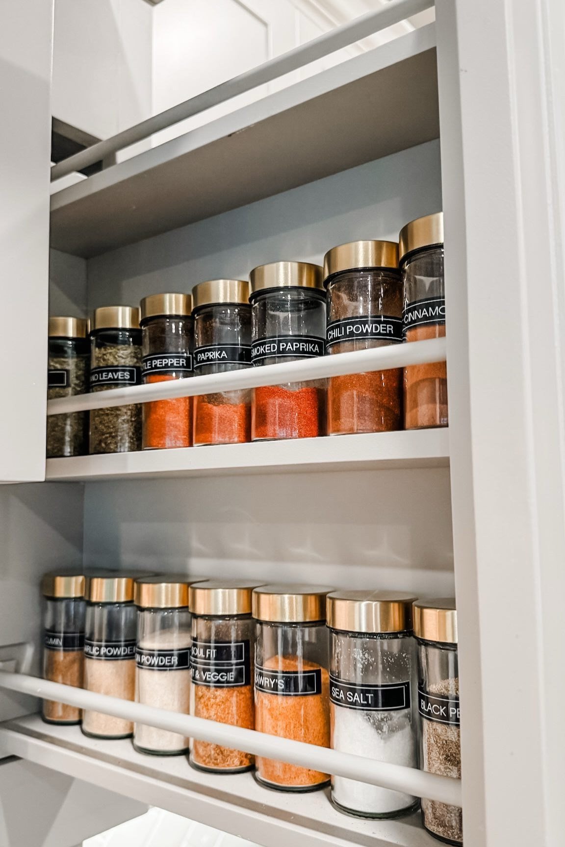 This spice set up 🥵 🔥 

Are you looking for inspo to update your spice rack? We got you!

Comment YES PLEASE for info on where you can buy this cute glass spice container set!
