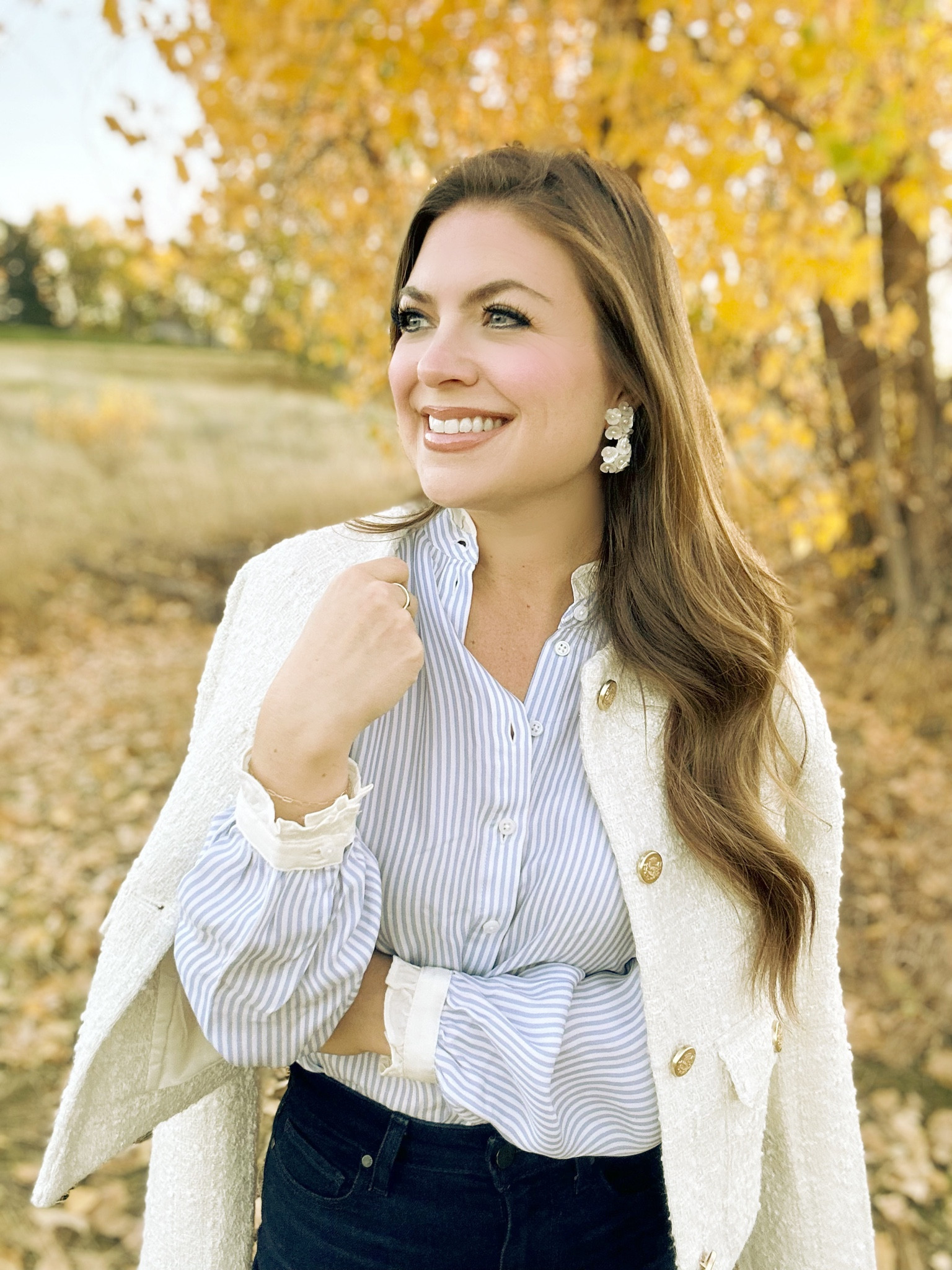 Falling in love with this jacket for fall! 🌻 Also these new @viviandrew earrings are my new favorite!!! I’ve been eyeing them for a while!! They are the perfect statement earring for the holidays! 🍂🤎