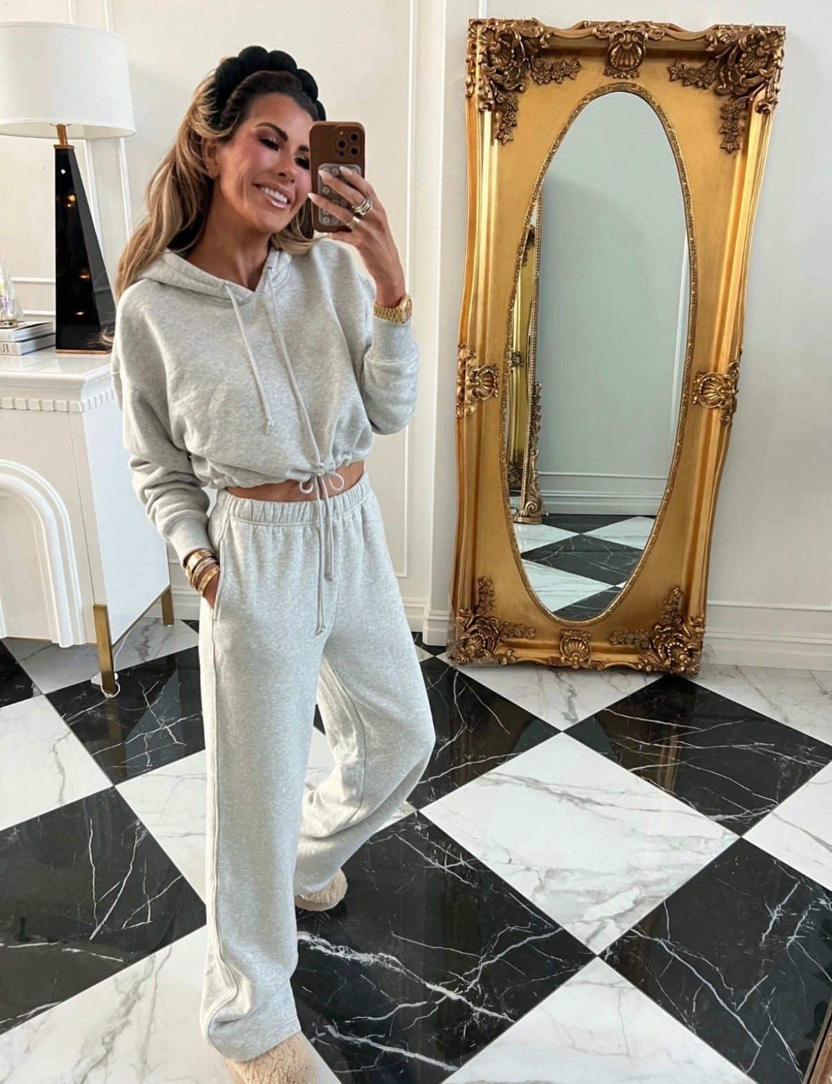 Small in top and XS in pants. Wearing 9 in shoes. Usually I am an 8 but these run small!

Matching sets, good American, Ugg, loungewear, sweatpants, fall fashion, winter fashion, slippers, Sherpa shoes, Emily Ann Gemma

#LTKootd #LTKSeasonal #LTKHoliday