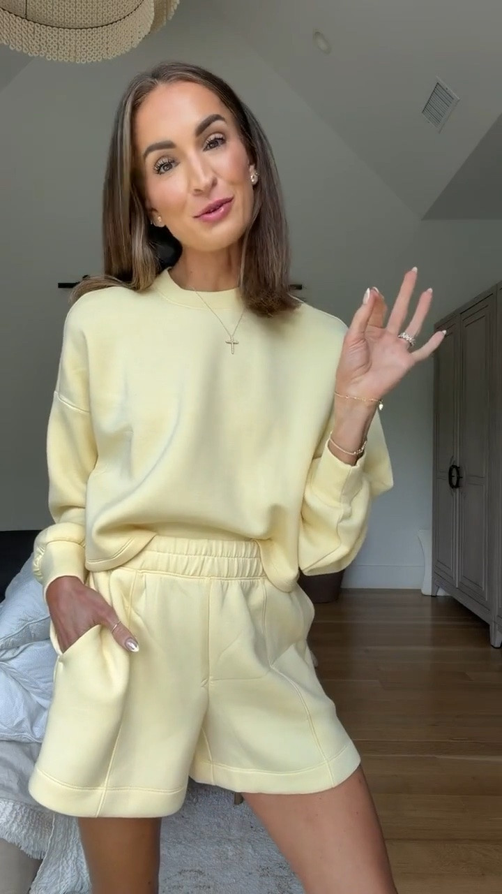 This butter yellow set just makes me SO happy 😍 the material is super soft and still lightweight, and I have it in another color too bc it’s just that good! 🙌🏼