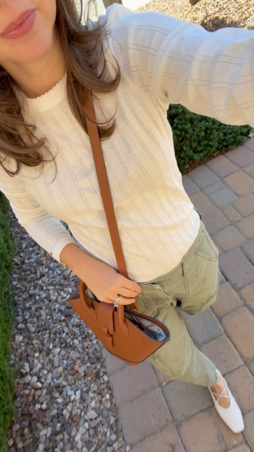 Easy fall outfit for busy moms 🍂
Wearing my favorite pointelle long sleeve (size XS) with petite barrel cargo and neutral flats — simple, comfy, and elevated for everyday errands.

Top XS 
Pants xsp
Flats 5


#LTKStyleTip #LTKPetite