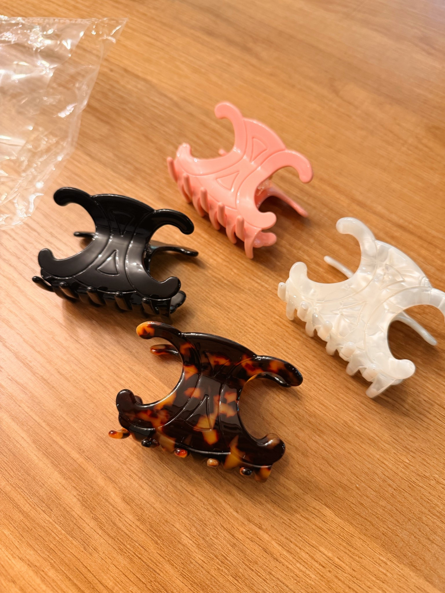 Brand look-alike medium size hair clips! Feel like such good quality and come in a 4-pack 🖤 perfect for summer vacay/beach day hair 🌸

#LTKdayinmylife #LTKTravel #LTKootd