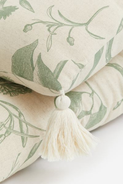 Rectangular tasselled cushion | H&M (UK, MY, IN, SG, PH, TW, HK)