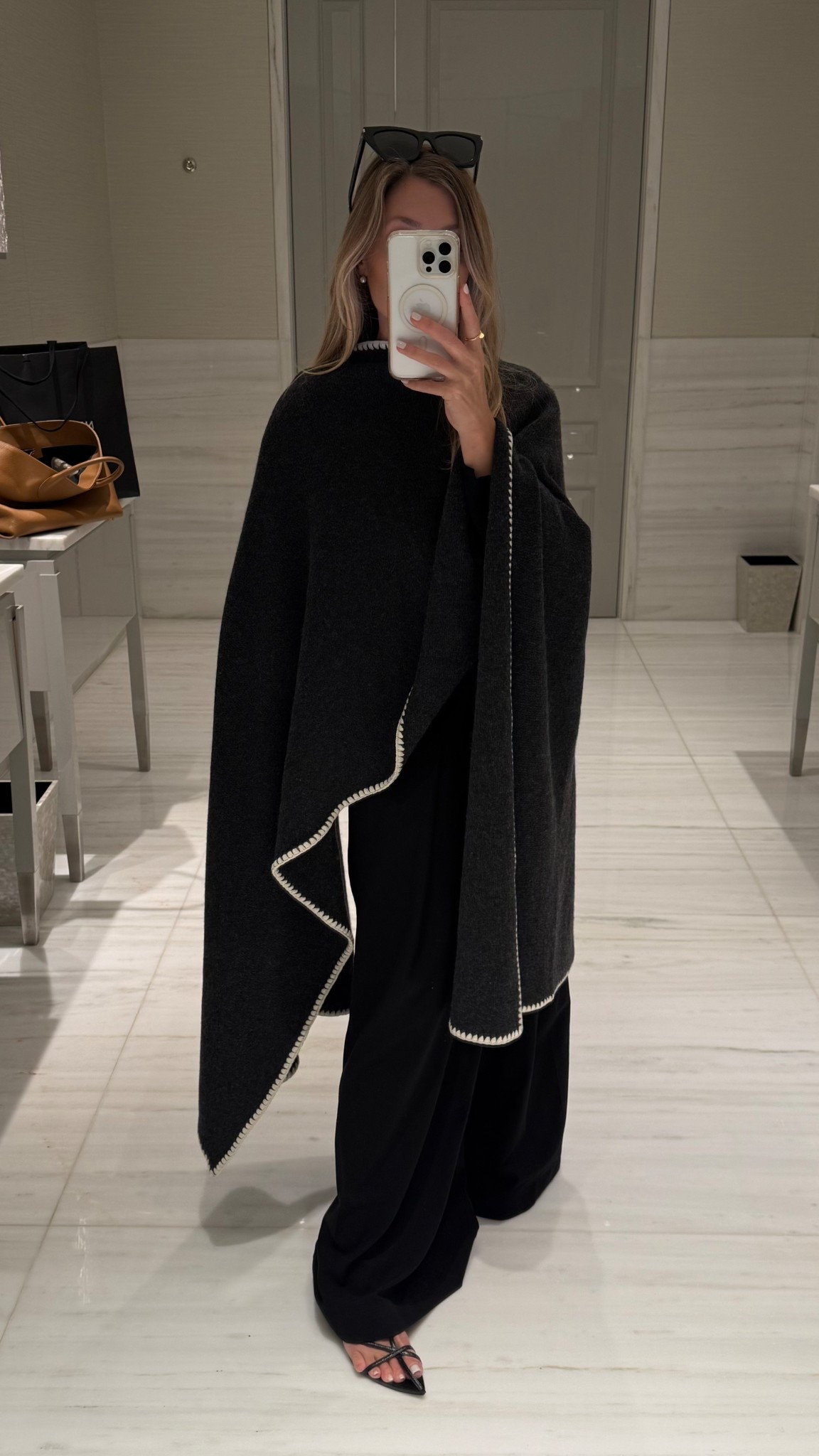 Toteme 
Sale 
Oversized scarf 