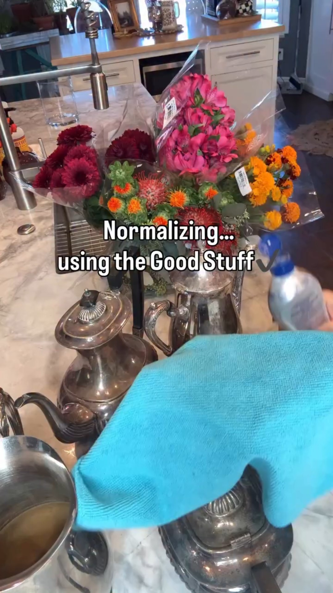 HOME TIP, JUST in TIME for Holiday Hosting….

Lets 
Normalize … using the Good Stuff Here’s an easy way to start using that silver again….

Easy way to clean your silver in 3 minutes….

And then put it to use❤️❤️❤️

❤️Follow for more home & Hosting tips✔️✔️

Want the affordable Product I use??? ⬇️⬇️⬇️⬇️

Comment “SHOP” below to receive a DM with the link to shop this post on my LTK ⬇ https://liketk.it/5c7Ny