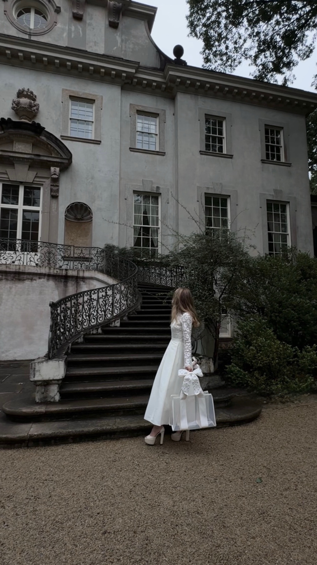 🎀 The Bow Tote has Arrived in Ivory Pearl 🎀 I am officially obsessed with this bag and I know you will be too. The perfect tote for the bride, beach and boat…or just because it’s pretty. Comment BOW for a link to shop before it sells out 🤍🤝🏻

A few reasons to love this iconic piece:
- It’s got a waterproof pouch for your phone, obviously 
- It folds to flat in case you want to use for the beach and stash on the trip there 
- The gorgeous pearl bow is literally the perfect piece for your big day and beyond  
- It fits towels, snacks and all the things you need on the go 
- It’s going to make you friends because everyone will want to know where you got that bag 
- It’s perfect for swanning around the swan house! Couldn’t recommend it more 

 @case.mate you’ve outdone yourselves 🦢#CaseMate #TheBowTote #Ad 


#LTKItBag #LTKWedding #LTKSummerEdit