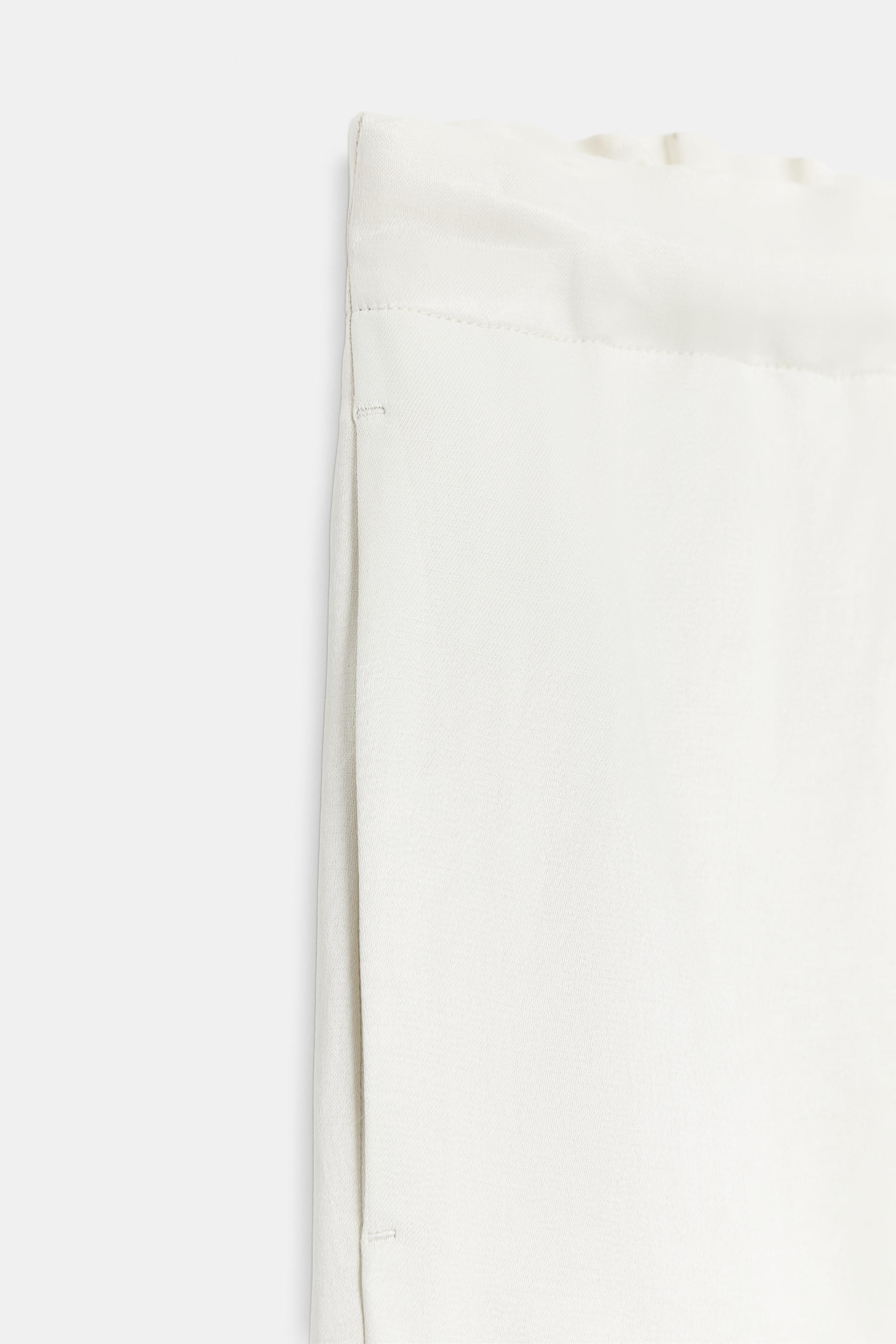 ZARA WOMAN COLLECTIONBermuda shorts made from a yarn blend containing 14% linen. Featuring a mid-... | Zara UK