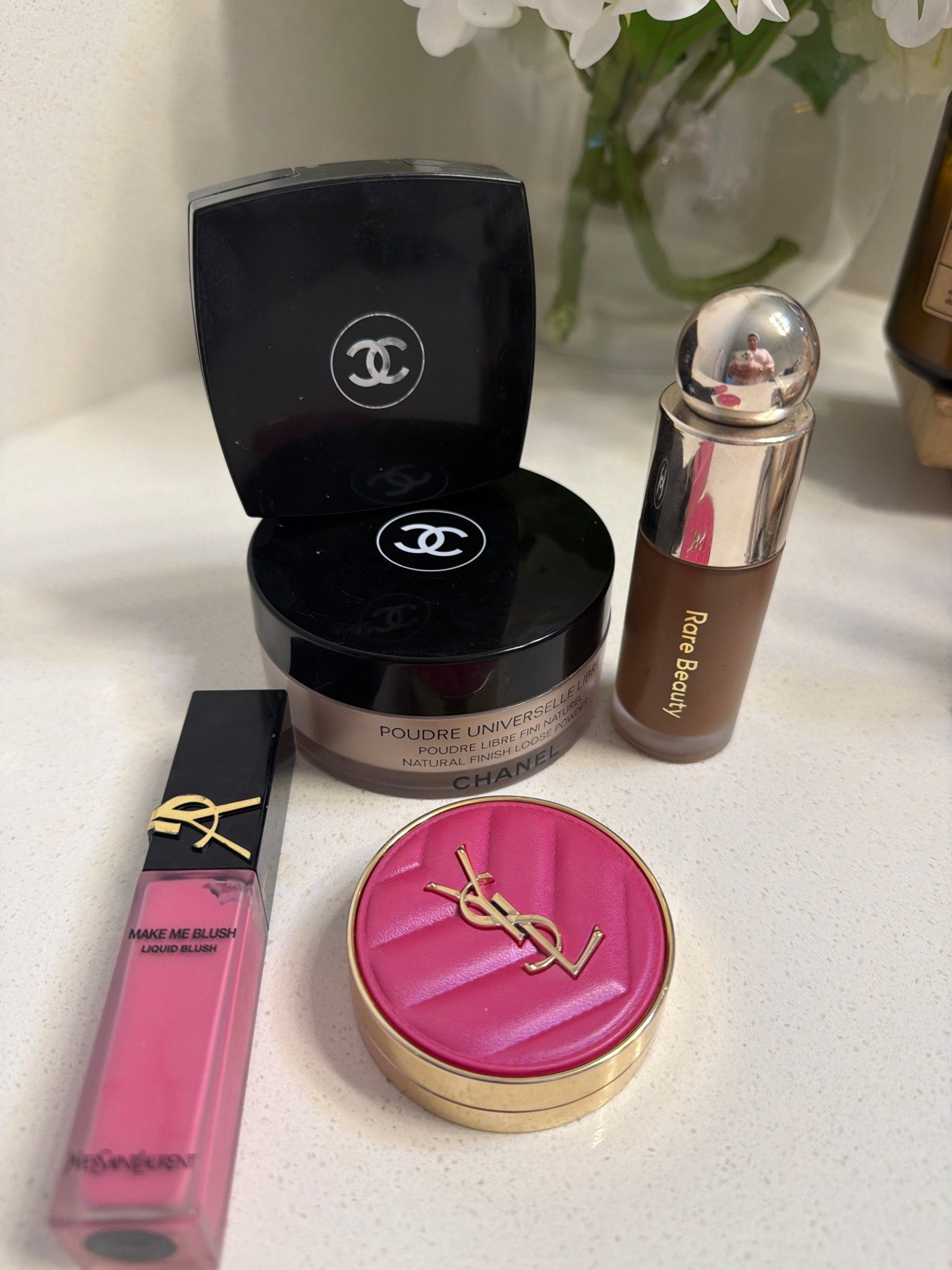 Blush in the color 66
Loose powder in the color 20
Bronzer in the color serene
Liquid blush in the color 66
Highlighter in the color 01