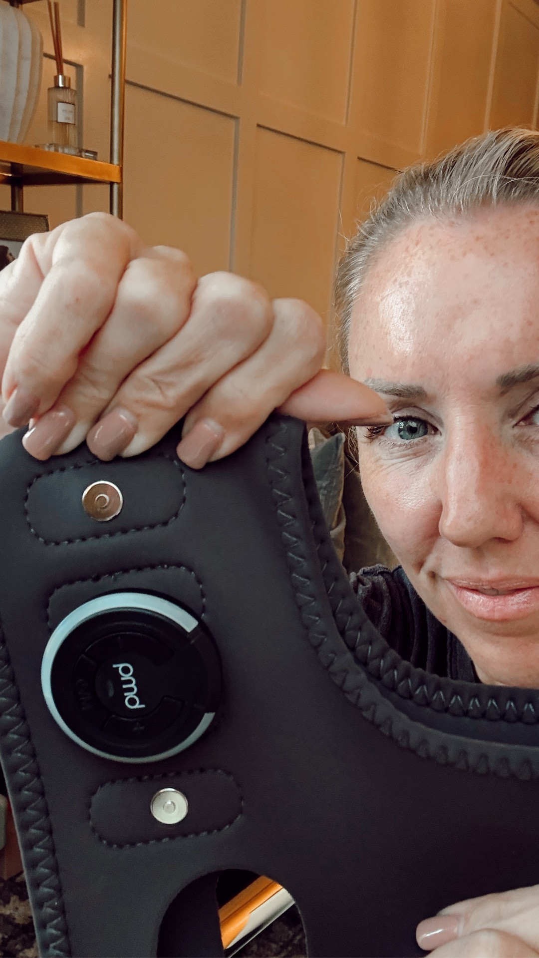 #pmdpartner  🚨 New beauty hack unlocked 🚨

I’ve been using the PMD SMAS Lifting Massage Band this month and let me tell you… 10 minutes = contoured jawline ✨

This hands-free device lifts, sculpts, and snatches the jawline while reducing puffiness 👋 No downtime. Just strap it on, relax, and let the tech do its thing 💎

Wireless ✅
Customizable fit ✅
Visible results after one use ✅

Enjoy #BrilliantConfidence with @PMDBeauty 

#LTKBeauty