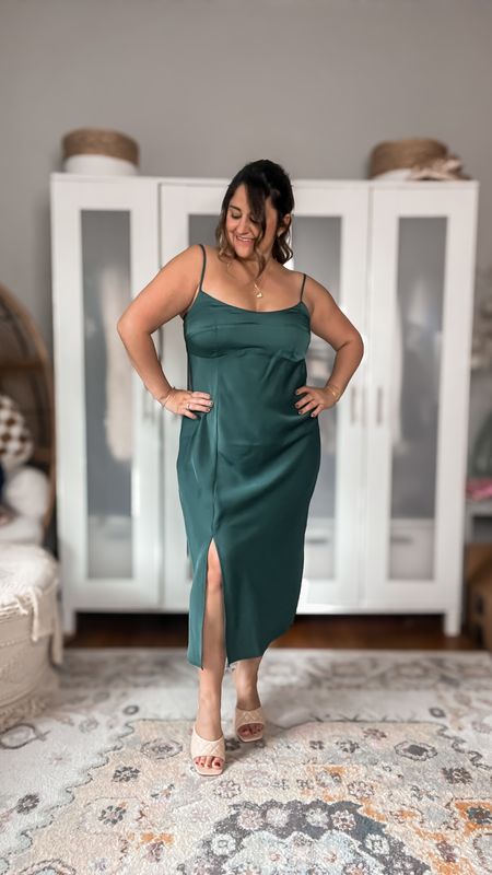 A gorgeous midi slip dress for the holidays or a fall wedding guest!

Wearing an L

Green dress
Target dress
Target style
Midsize
Curvy
Slip dress
Midi dress
Holiday dress
Christmas dress
Satin midi
Satin slip dress
Gold necklace
Gold hear necklace
Quilted heels 
Nude heels

#LTKmidsize #LTKparties #LTKHoliday