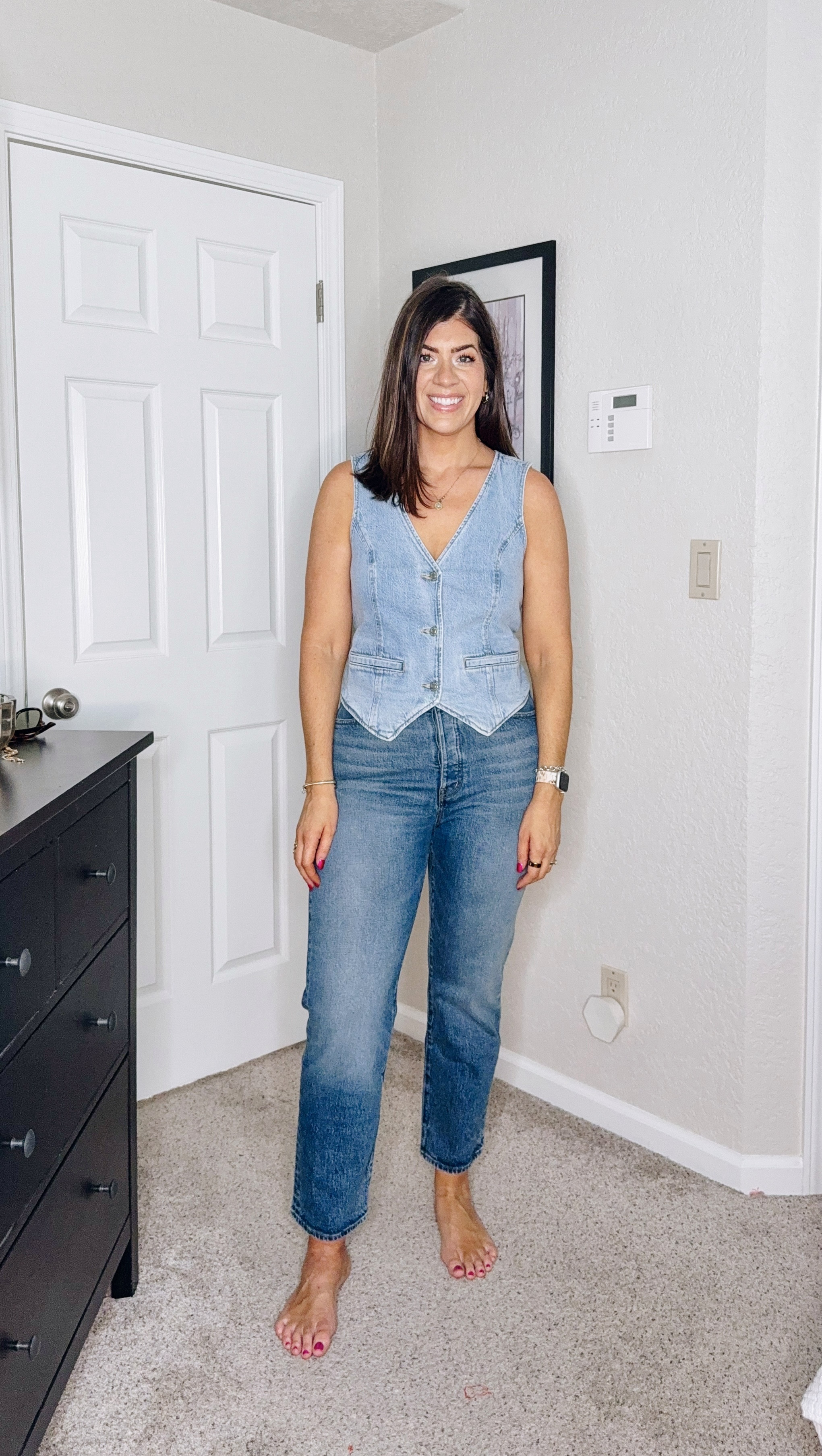In a medium vest and 29 regular cropped straight jean 

#LTKMidsize #LTKFindsUnder100 #LTKSaleAlert