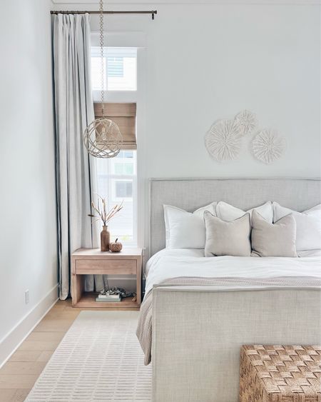 Modern coastal guest bedroom design 
Neutral bedding
White bedding 