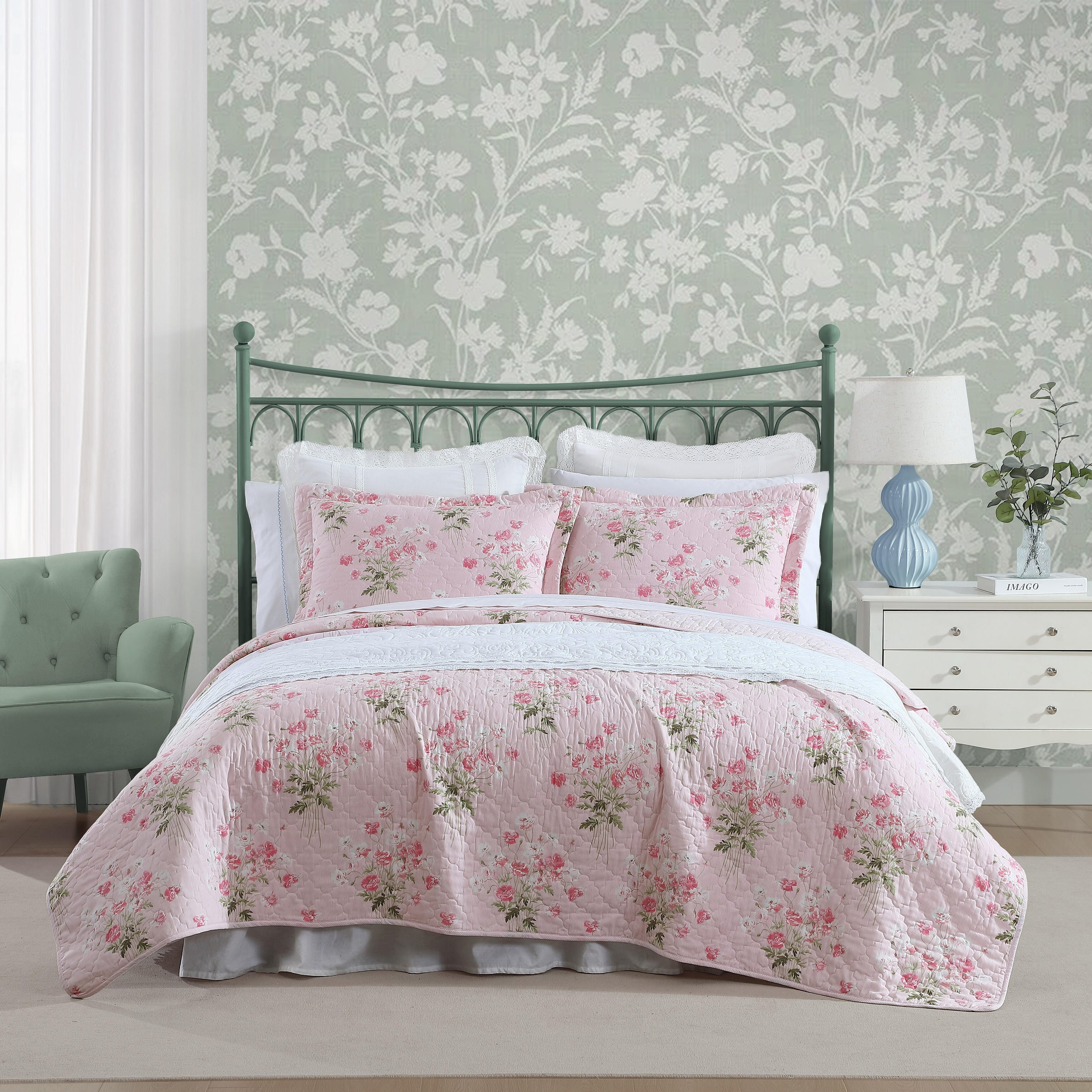 Laura Ashley Veronicas Bouquet Cotton Reversible Pink Quilt Set | Bed Bath & Beyond