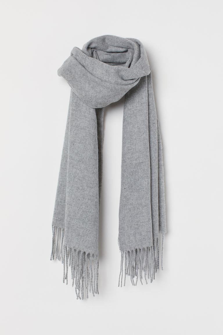 Scarf in soft, woven fabric with fringe at short sides. | H&M (US + CA)