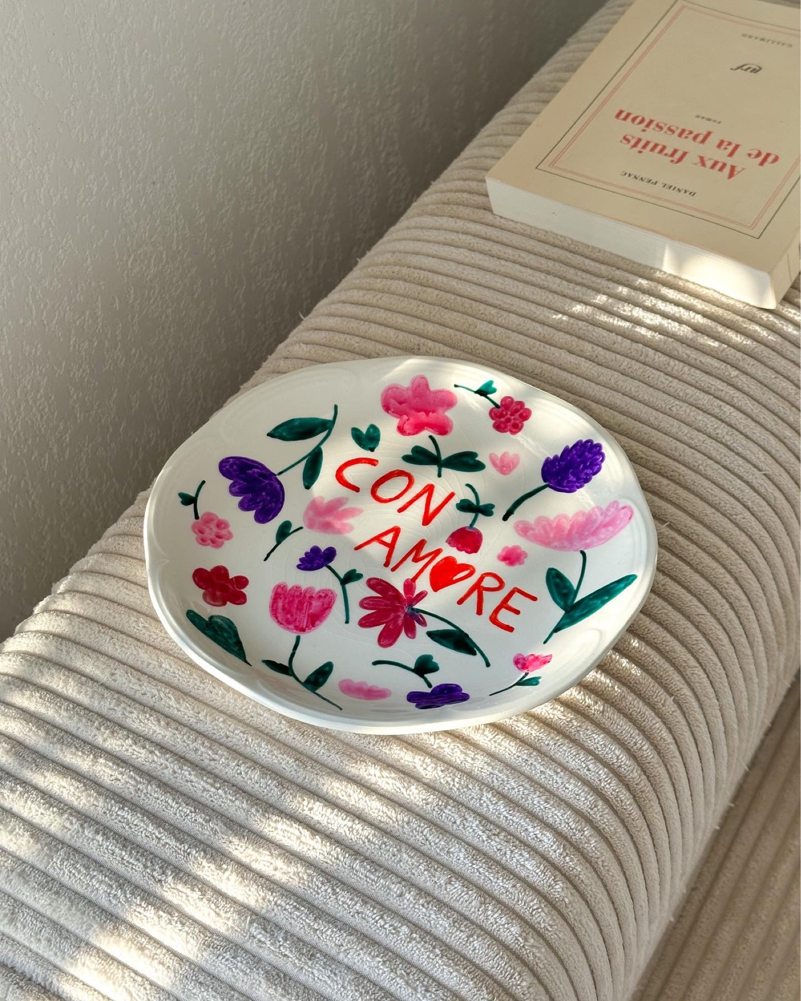 DIY peinture sur porcelaine 🍶🎨
• Assiettes chinées à Emmaus
• Feutres Porcelain&Glass rose clair, fushia, rouge, bordeaux, violet, vert