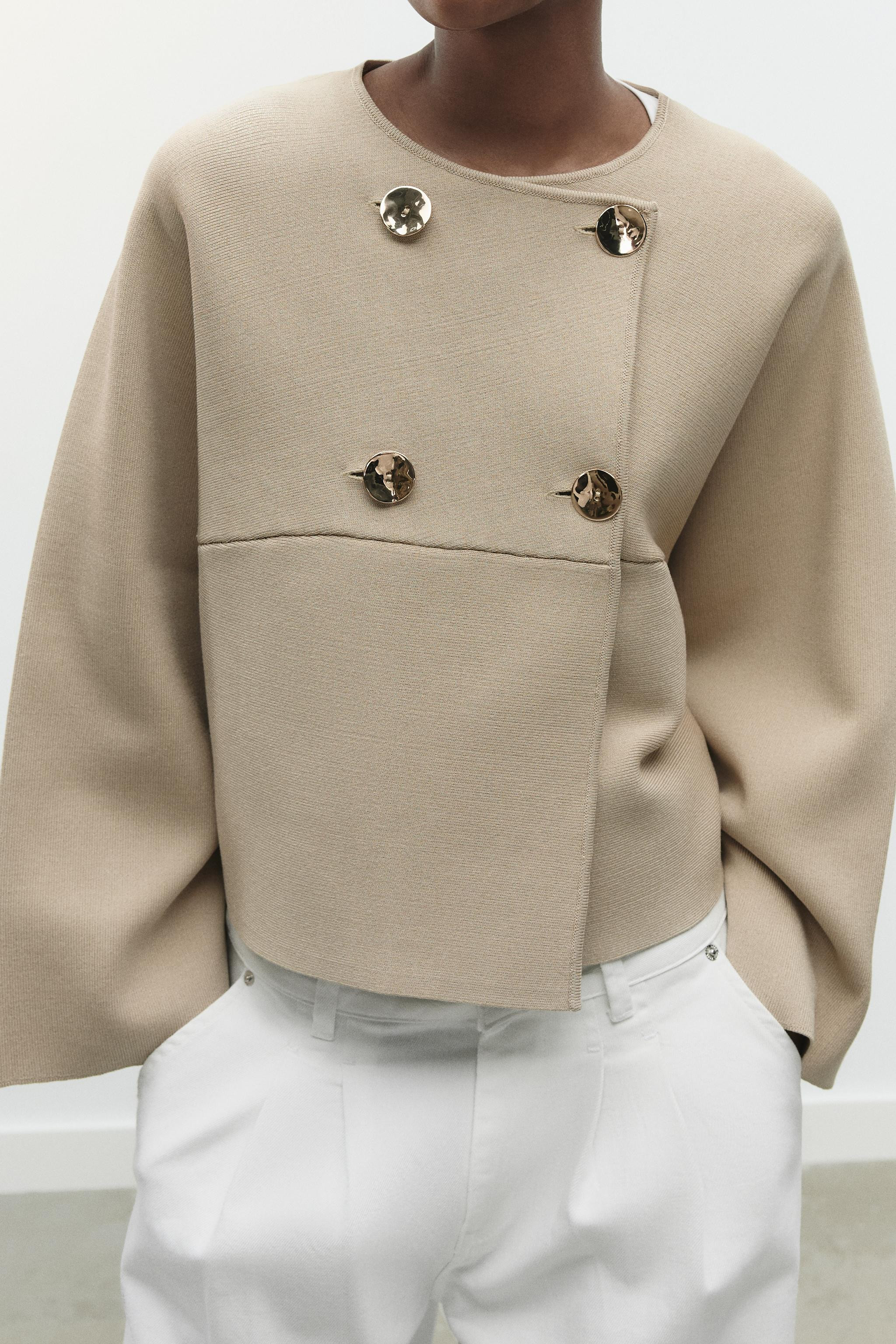 Giacca ampia con collo rotondo e maniche lunghe ampie. Chiusura frontale incrociata con bottoni d... | Zara IT