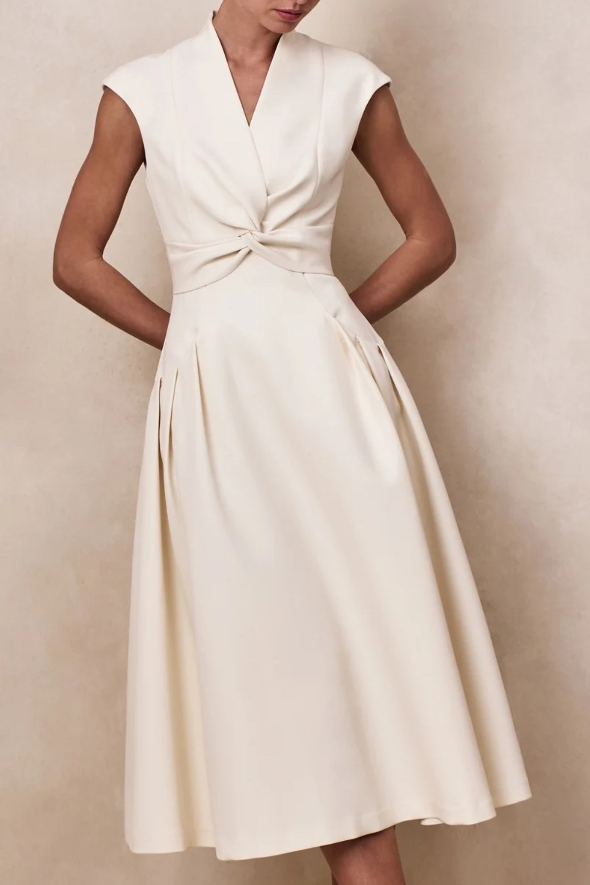 The most gorgeous white dress from @clubllondon spotted on Scarlett ❤️ 

#LTKsummer #LTKdatenight #LTKmidsize