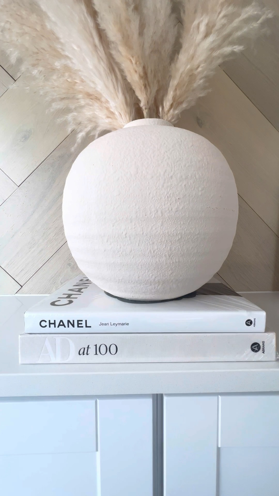 Neutral Office Design 

Ginger Jars and Books are from HomeGoods. Pampas Grass is from Luxe B Pampas Grass

#neutraldecor #officedecor #diy

#LTKU #LTKstyletip #LTKhome