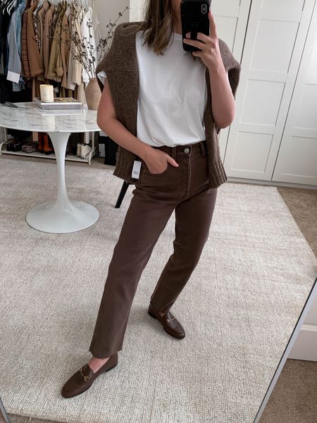 Gap cheeky brown jeans. Love this color. They’re so comfortable! Size up 2 sizes. The shirt is a better length than petites. 

Tee - Everlane medium
Jeans - Gap 26 short
Loafers - Sam Edelman 5
Sweater - Jenni Kayne xxs