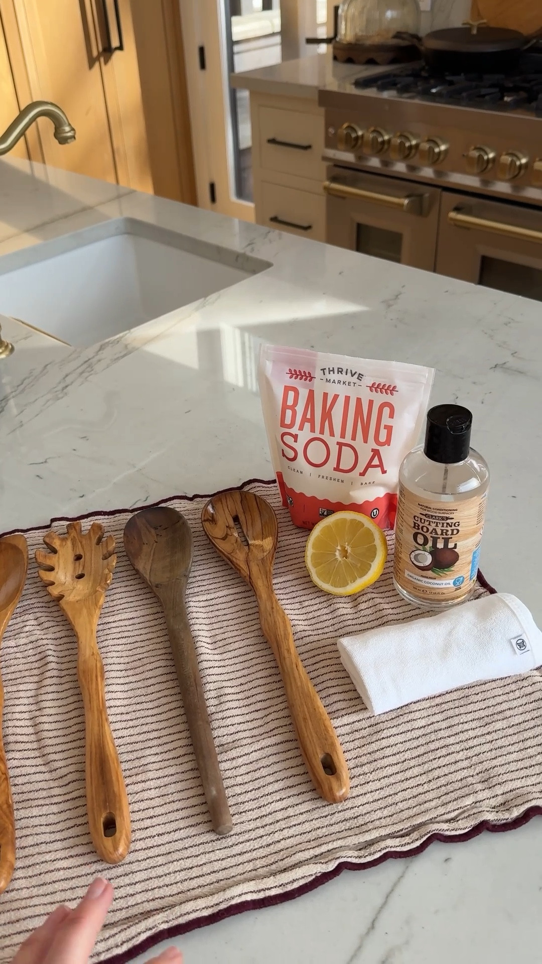 Deep clean and moisturize your wood kitchen utensils 👏🏻👏🏻

Home 
Cleaning
Sunday reset 

#LTKHome