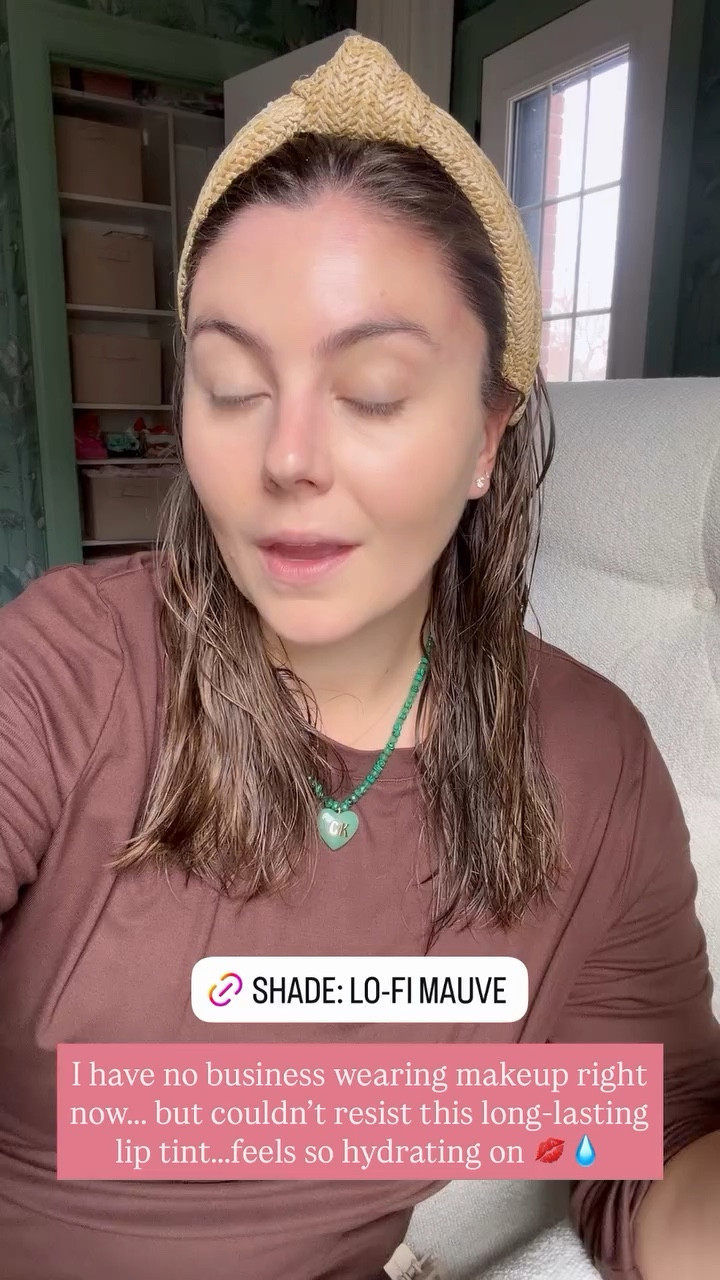 I have no business wearing makeup right now….. but couldn’t resist this long-lasting lip tint…..feels so hydrating on 💋💧 @laneige_us