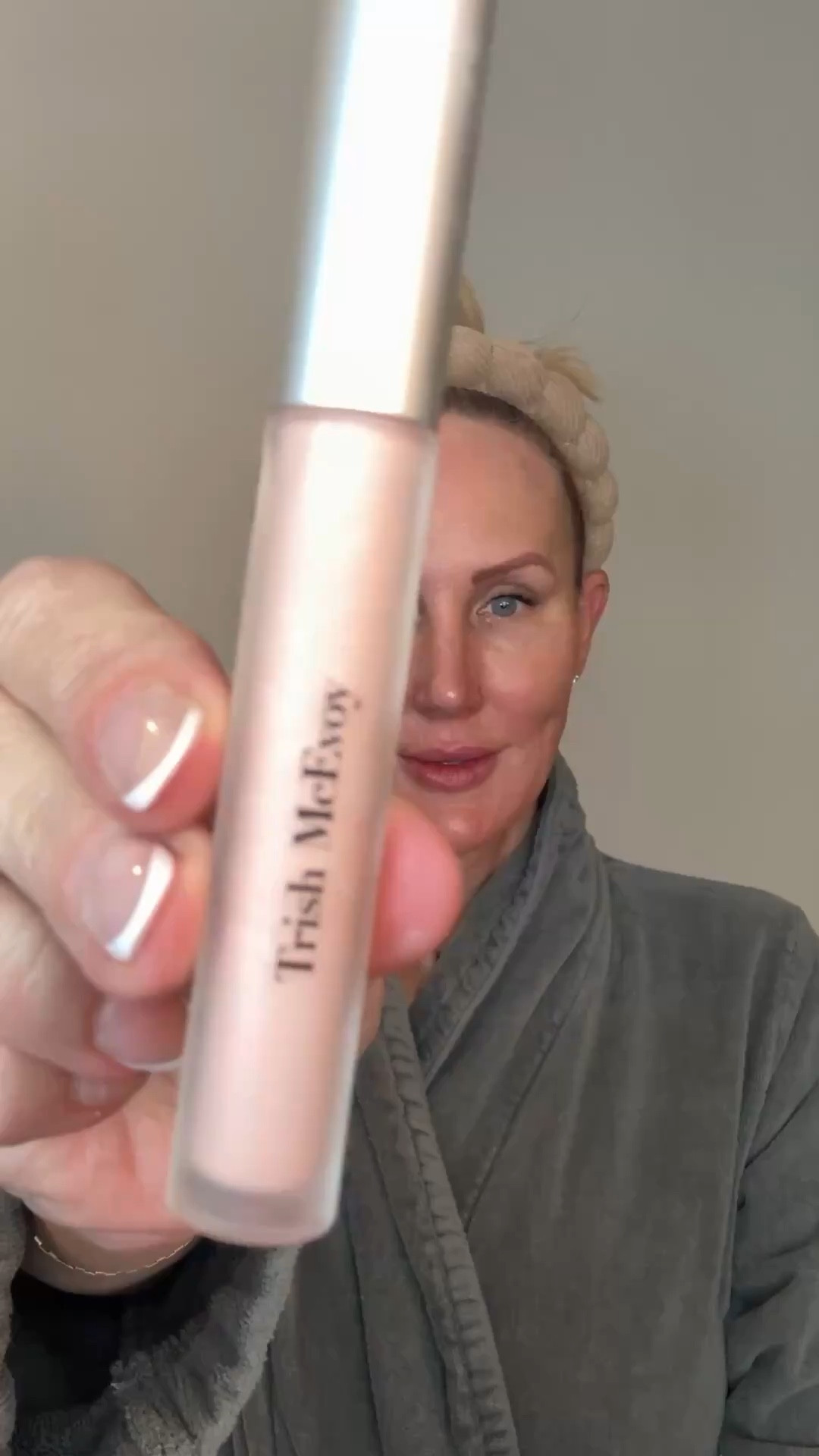 Blurs fine lines while brightening dark circles  ✔️ I’m using color light-medium

#skincare #undereyes #darkcirclecorrector #concealer #antiaging
