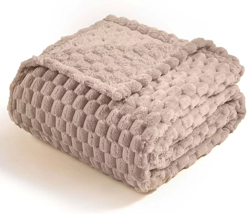 Vessia Flannel Fleece Throw Blanket(50x70 inch), 3D Jacquard Camel Fuzzy and Warm Blanket for Cou... | Amazon (US)