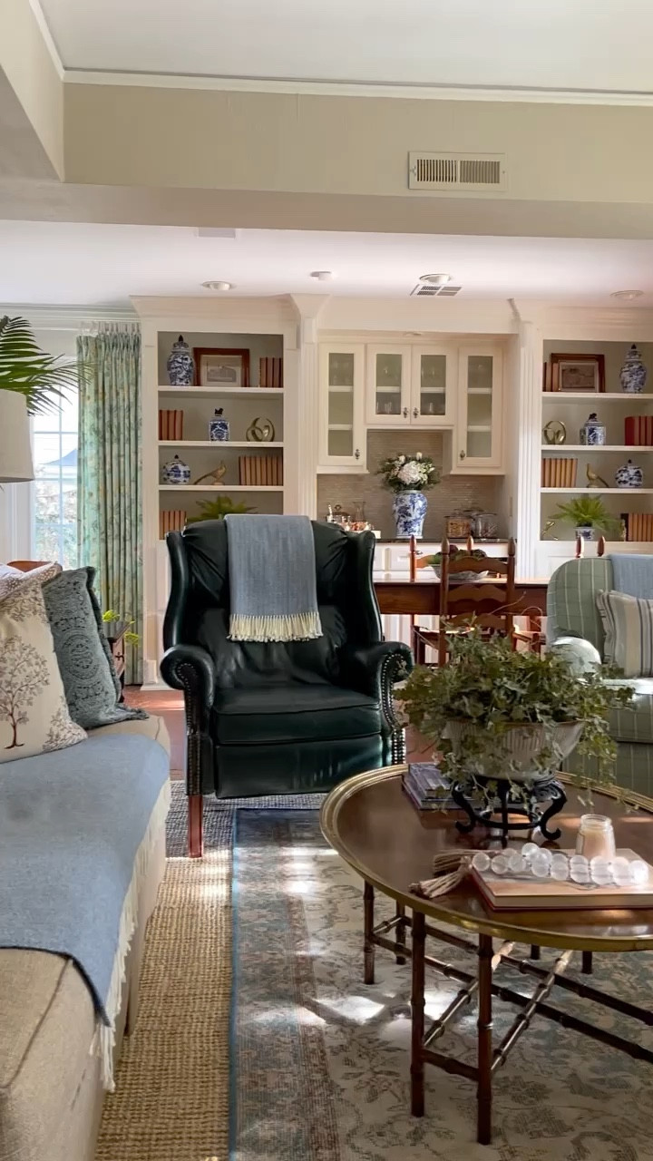 After a morning dedicated to decluttering and deep cleaning, I’ve blissfully surrendered to a lazy afternoon of doing absolutely nothing. 😉 The dappled sunbeams streaming through the windows have transformed my space into a canvas of light and shadow, creating a serene ambiance that’s hard to describe. It’s in these quiet moments, basking in the gentle warmth of the sunlight, that I’m reminded of the importance of slowing down to appreciate life’s simple pleasures. ☀️ Pure bliss doesn’t even come close to capturing this feeling. Here’s to embracing the peace found in stillness and soaking up every ray of sunshine. 
☀️🍃☀️🍃☀️
.
.
.
#howiblueandwhite #traditionalinterior #mycollectedhome #thecottagejournalmagazine #myupcountrystyle #blueandwhitehomedecor #southernladymag #traditionalhomemagazine #southernhomemagazine #adwellingtoremember #bhgstyle #betterhomeandgardens #housebeautifulmagazine #grandmillenialstyle #postitandsmile #southernlivinghome #preppygrandhome #familyroomdecor #southernladymagazine #familyroominspiration #blueandwhiteamour #collectabeautifullife #familyroominspo #coastalgrandmother #myblueandwhitehome #thenewsouthern #traditionalhomemag #cottagestylehome #verandamag #thecollectedlook

#LTKhome #LTKVideo #LTKstyletip