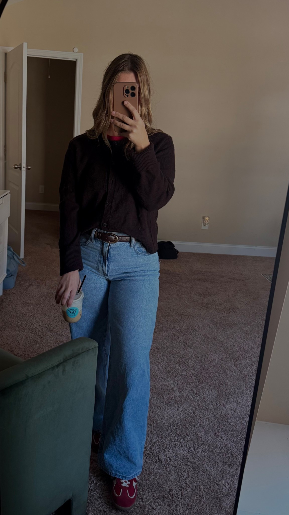 fall festival fit 🍎🍂☕️
jeans- 27 short, light wash
shoes- size 7
tshirt- small
sweater- large (sized up for a looser fit)

#LTKPetite #LTKSeasonal