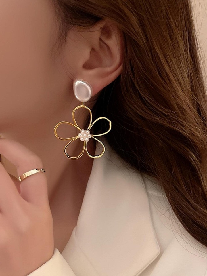 2pcs Faux Pearl Decor Flower Drop Earrings | SHEIN