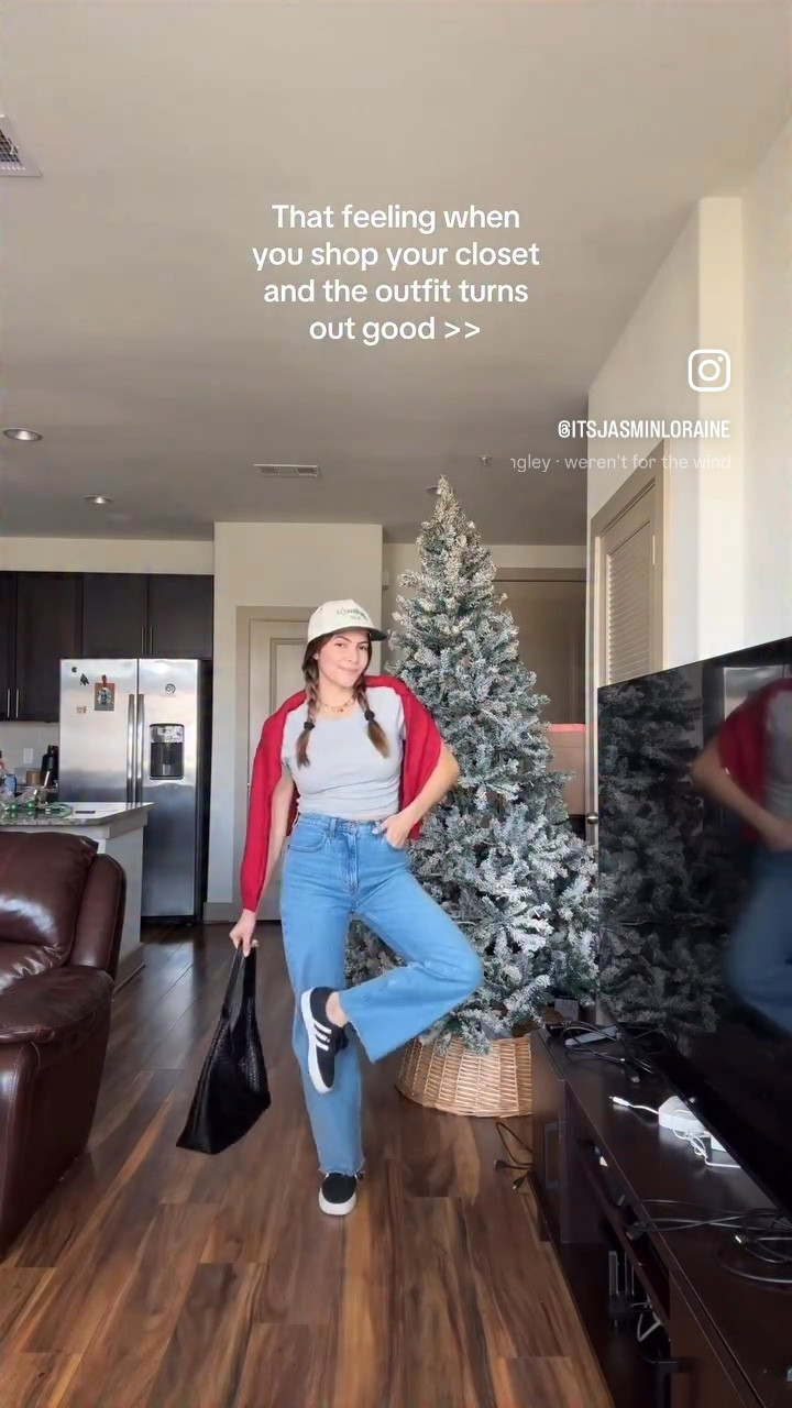 Casual everyday outfit ❤️
Size small in top & cardigan
26/2 short in jeans 


Red cardigan sweater, grey ribbed top, trucker hat, chain necklace, charm necklace, Abercrombie jeans 