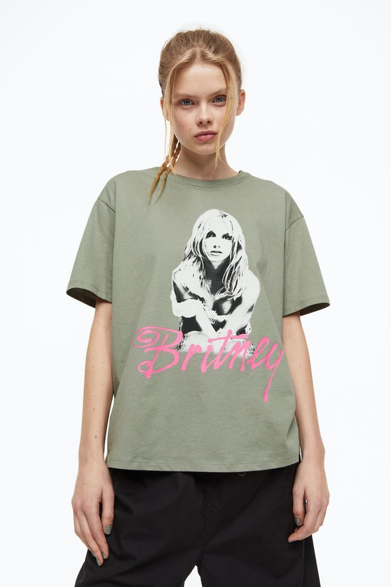 Oversized Printed T-shirt | Khaki Top Tops | HM top Outfit | Britney Spears | Spring 2023 Outfits |  | H&M (US + CA)