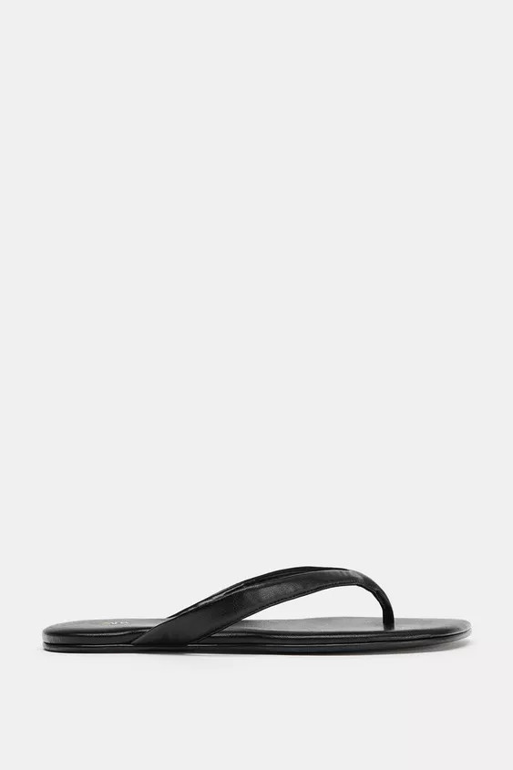 Flat sandals with a front strap and toe post. Flat sole. Rounded toe. Sole height: 0.4 inches (1 ... | Zara Canada