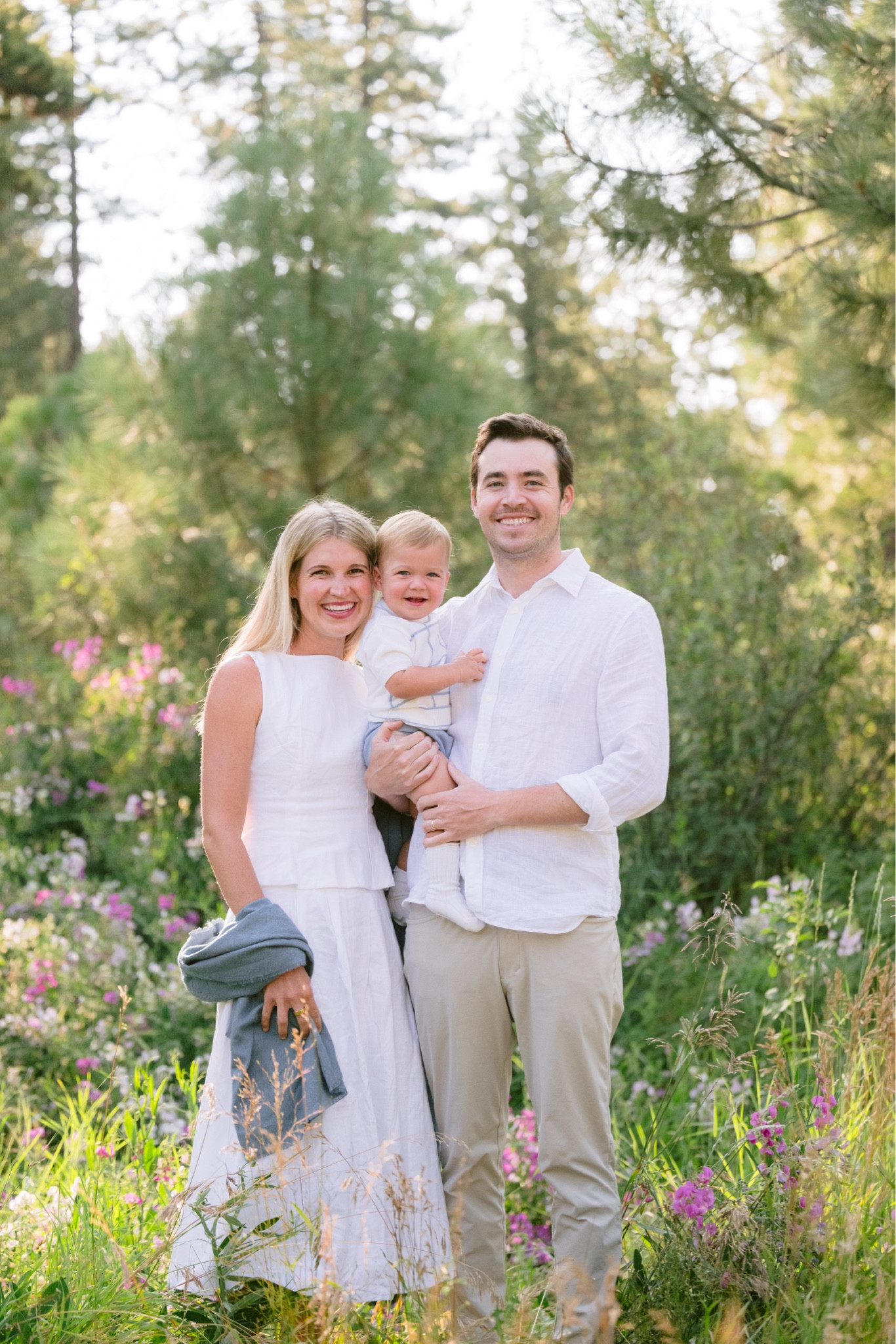 We did family photos in Tahoe and I loved wearing this reformation two piece - I wore it in white but it also comes in red and black. Wore with a throw and loafers 

Family photos , white linen two piece set 