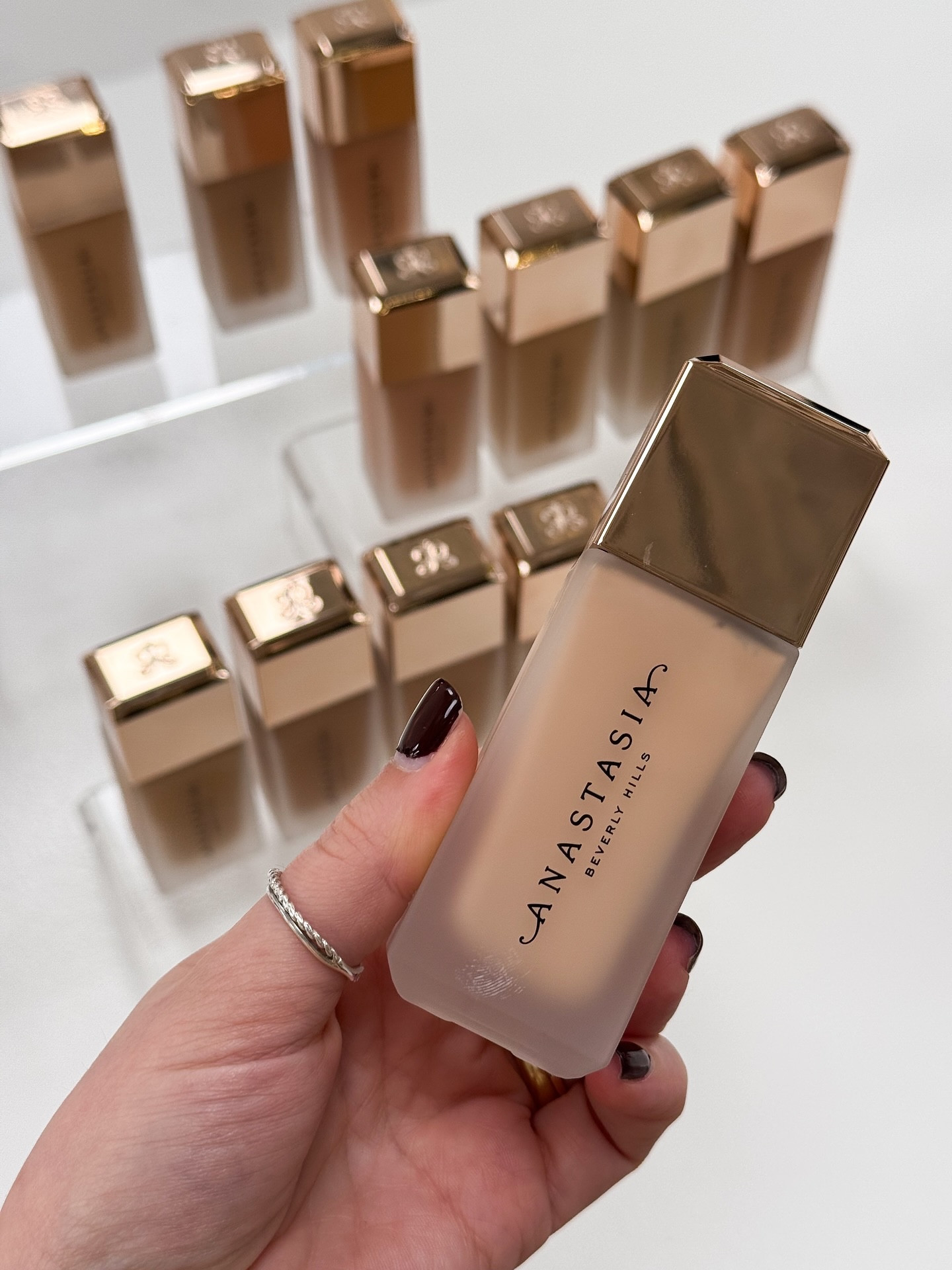 ✨ Lançamento da Base Impecable de @anastasiabeverlyhills ✨

Ahh como eu estava ansiosa para conhecer esse novo produto de ABH! Vocês sabem que eu já era uma super fã da base Luminous da marca, apesar dela não receber o amor que merecia! Que fórmula bonita, hidratante, radiante mas muito equilibrada, acabamento de pele e super confortável! E sem álcool nem fragrância, ou seja, amiga de todas as peles inclusive das sensíveis e acneicas! 

Então, eu estava com altíssimas expectativas para essa nova fórmula! Além da embalagem estar muito mais refinada, a proposta é ter uma longa duração e desempenho, com efeito blur, controlar a oleosidade, ter toque sequinho aveludado e, mesmo assim, com uma textura fina, fluída e mantendo a pele hidratada e sem marcar linhas nem pesar. Veio em 25 tons e o meu é a 1CR! 

Fiquei muito entusiasmada por sentir a base de perto e assim que tiver ela em mãos faremos uma resenha completinha lá no YouTube! Incluindo análise de fórmula e compatibilidade com outros produtos de skincare e make líquidos/cremosos que vocês tanto amam que eu faço! 



Me conta! Você já comprou essa base ou está na sua lista de desejos?

#maydancini #anastasiabeverlyhills #abh #abhbrasil #sephorabrasil #abhfoundation #maquiagemimportada #lancamentos #evento #base #baseimportada #peleolesa

#LTKbrasil #LTKbeleza