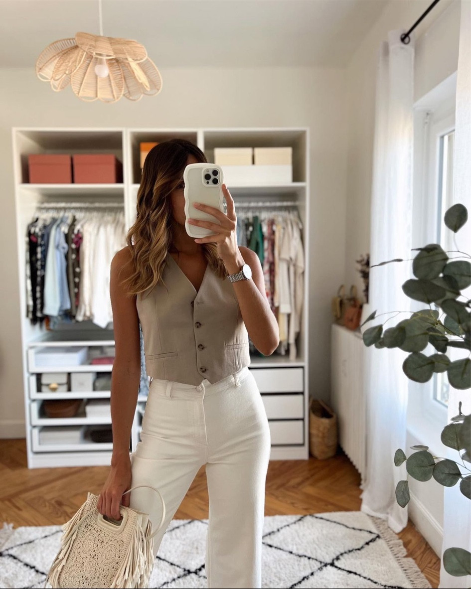 Look du jour 

Jean blanc, jupe culotte jean taille haute blanc Mango, gilet sans manche beige, gilet tendance #ootd #lookdujour #Mango 

#LTKstyletip #LTKFind