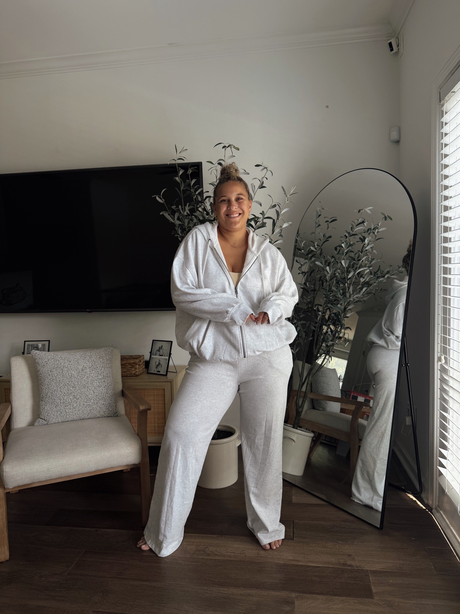 Midsize mom outfit idea 

Wearing XXL in hoodie for a super oversized fit and Xl in pants 