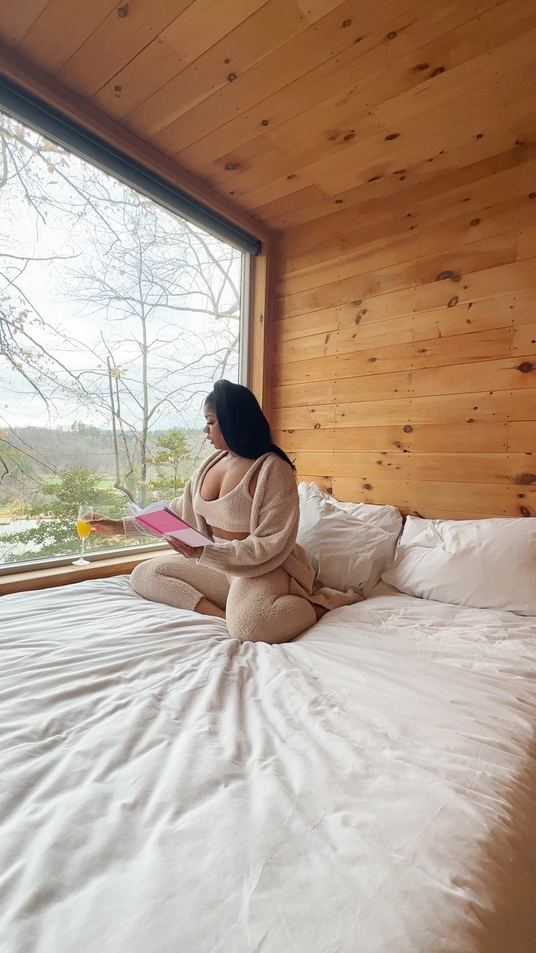 Cozy in the cabin ✨🥂
Outfit: Fashion Nova (dupe 🔗) 