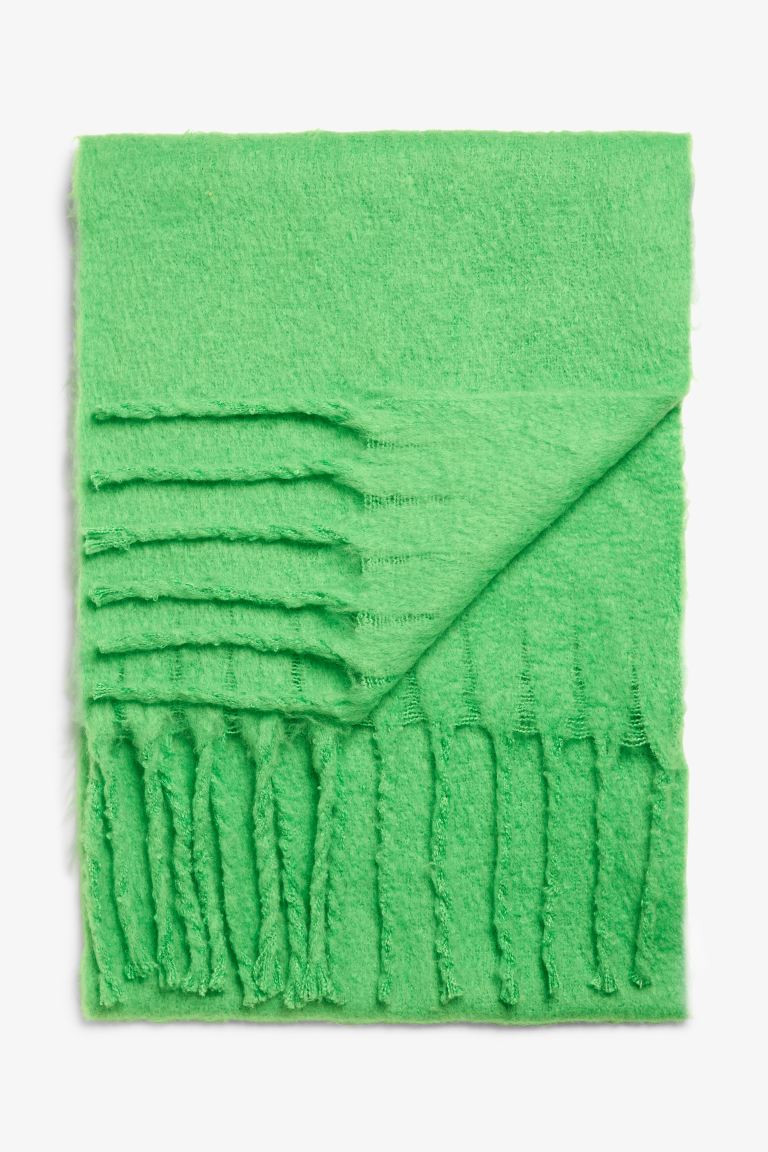 Quastenschal aus recyceltem Polyester | H&M (DE, AT, CH, NL, FI)