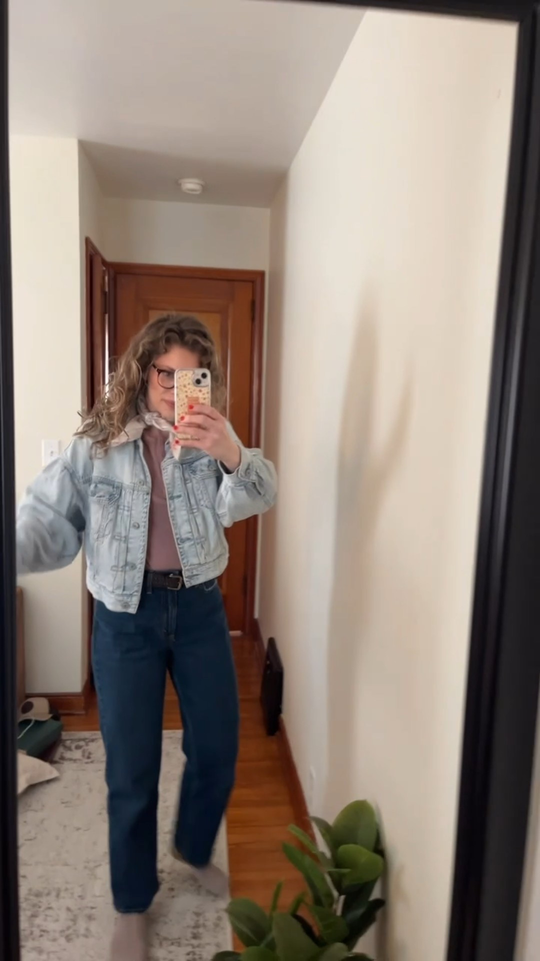 Meeting a new friend for a coffee and felt like getting cutesy 🫶

Loving these vintage 90s style jeans from Abercrombie 😍😍