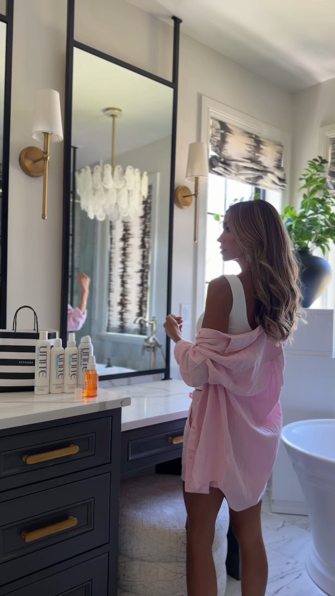 My summer hair essentials 🤍 ✨ These three products from @unite_hair have completely earned a permanent spot in my routine + you can now grab them online @sephora 🛍 (and in-stores this August!) #ad

7SECONDS Detangler makes brushing through knots effortless while helping protect against heat and UV damage, U Oil adds the prettiest shine and softness, and TEXTURIZA gives that effortless volume and lived-in texture I love. 

The perfect trio for healthy, shiny, summer hair ☀️ ✨