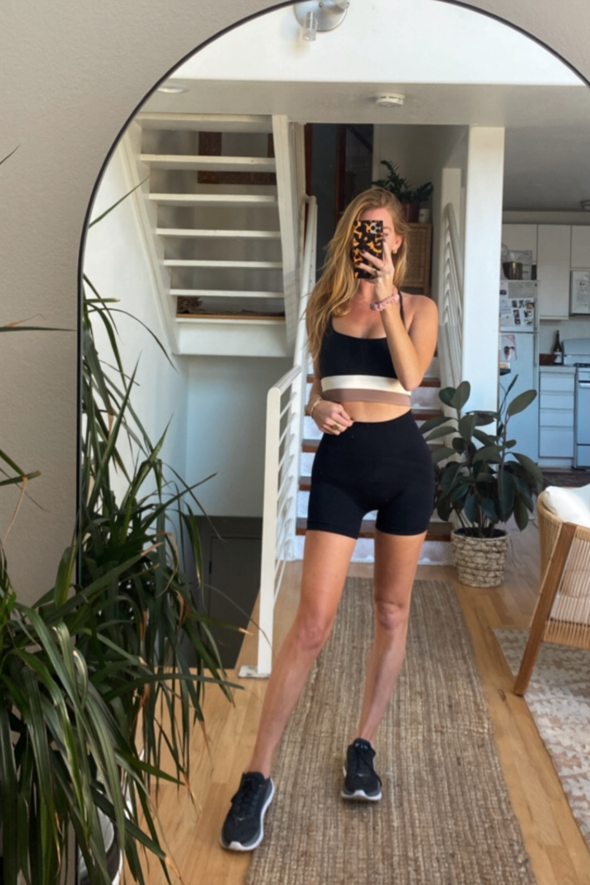 V into todays workout set 🕺🏼#workoutset #athleisurewear 

#LTKunder100