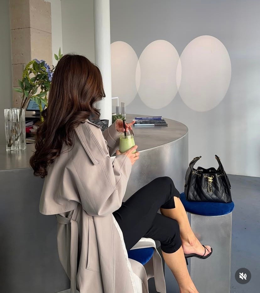 Beige trench 
Capri pays 

#LTKTravel #LTKBeauty #LTKPetite