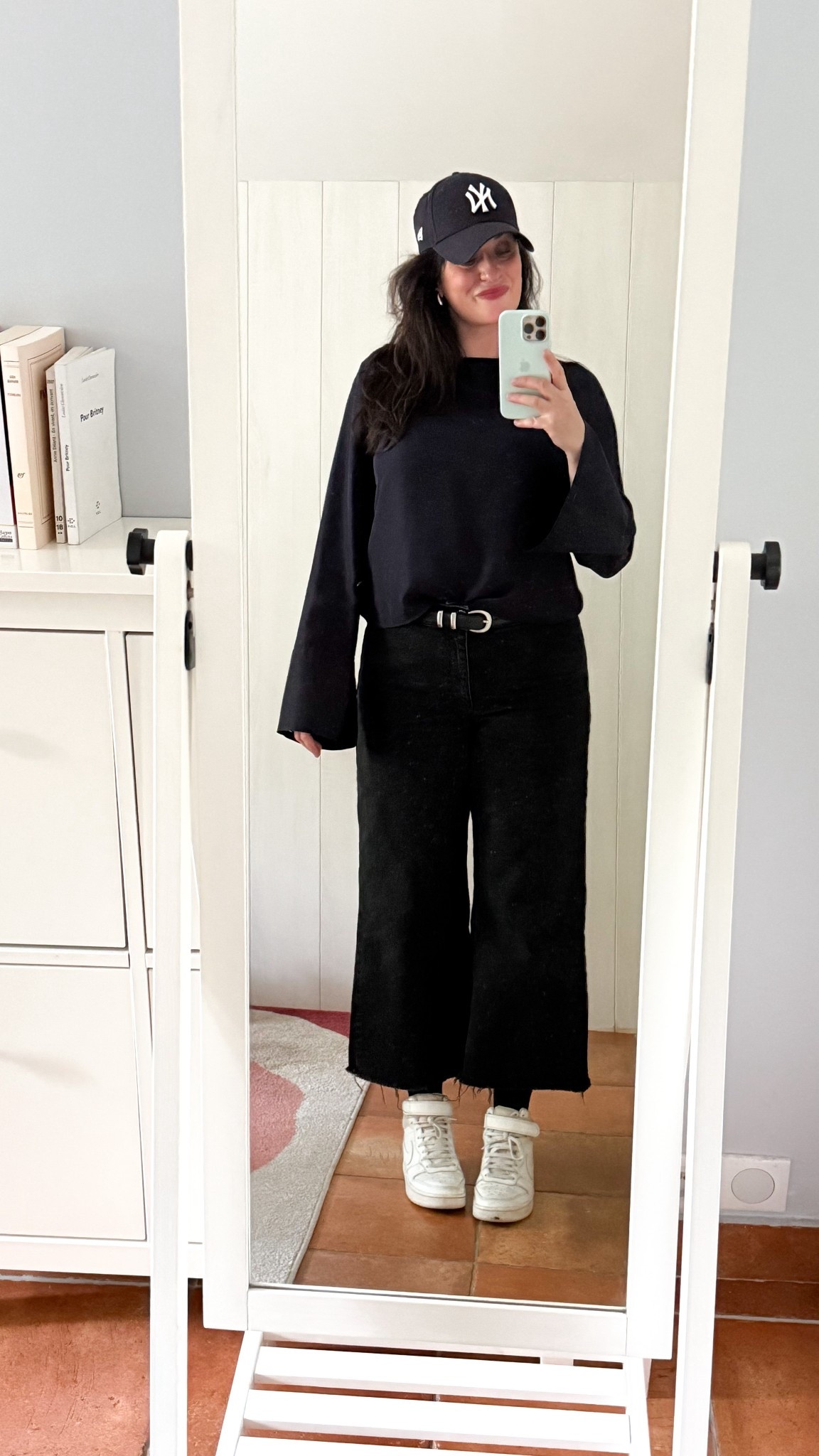 • Casquette bleu marine #newera (en lien)
• Blouse en soie bleu marine #cos 
• Jean flare crop noir #mango (en lien)
• Baskets Court Borough II mid #nike (en lien) 
• Ceinture western #zaraman (similaire, en lien)
• Boucles d’oreilles drop en acier #gdgooddesign (en lien)
• Bisou balm « Bêtises » #violetteFR (en lien)

#LTKspring #LTKfrance #LTKmidsize