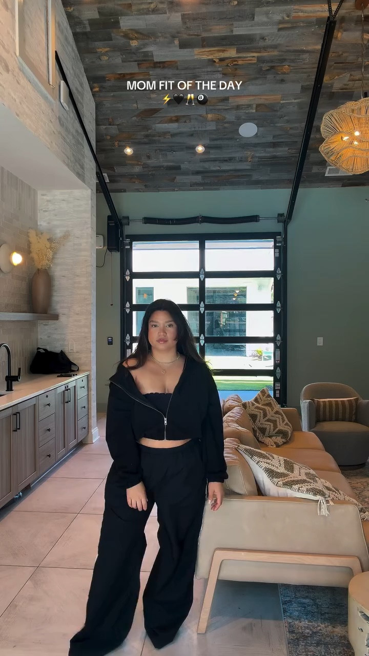 Getting the confidence to show a little stomach again 😌 #momfitoftheday #momootd #OOTD #comfyoutfit