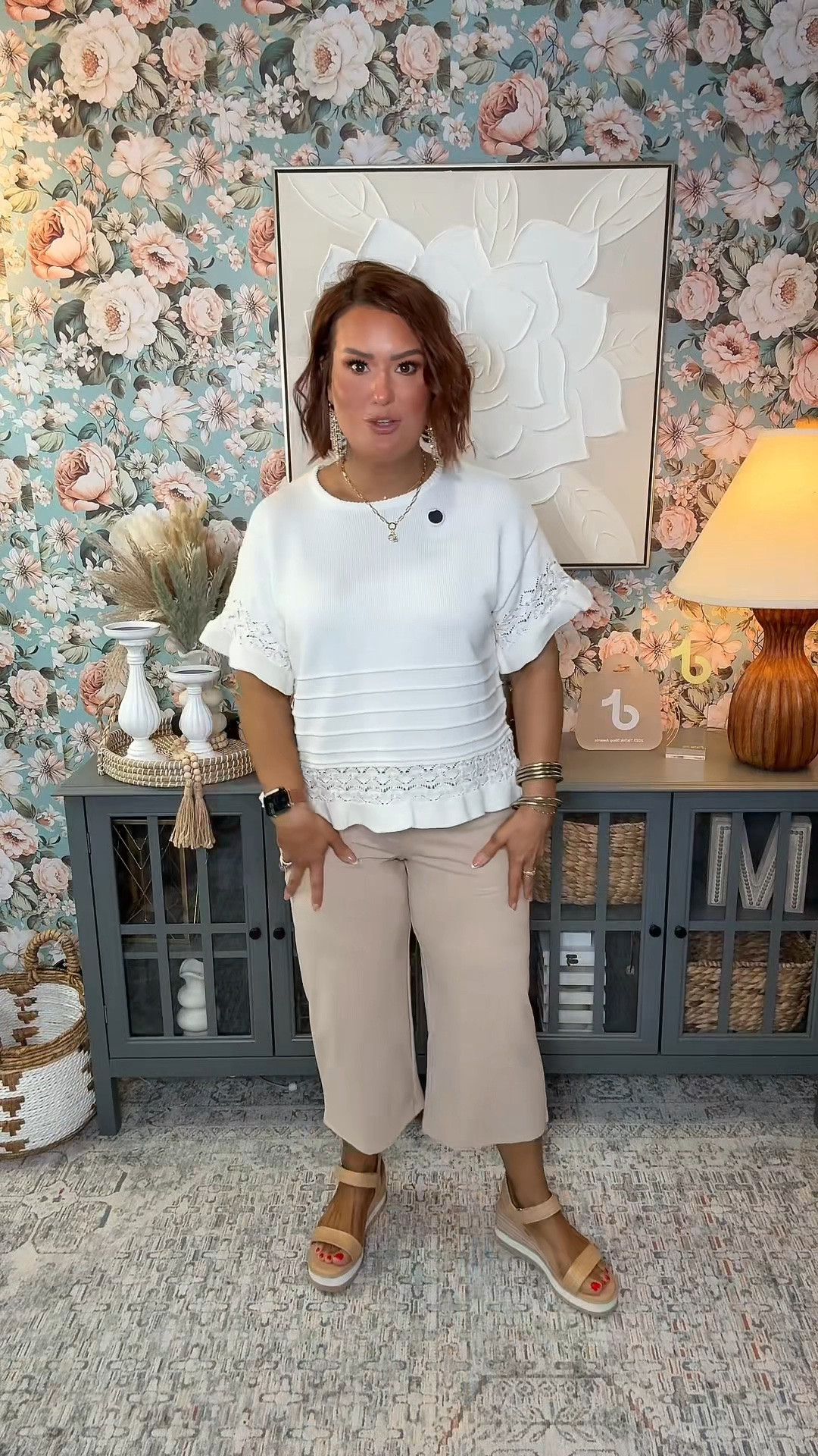 This ruffled sleeve knit top is
STUNNING!! And the quality is unmatched! Not to mention that it works for both casual outfits, but also business casual outfits! You can dress up jeans with this, or take it straight to a pair of dress pants!!
#knittop
#rufflesleeve #peplumtop #tanmingfashion

#LTKootd #LTKMidsize #LTKPetite