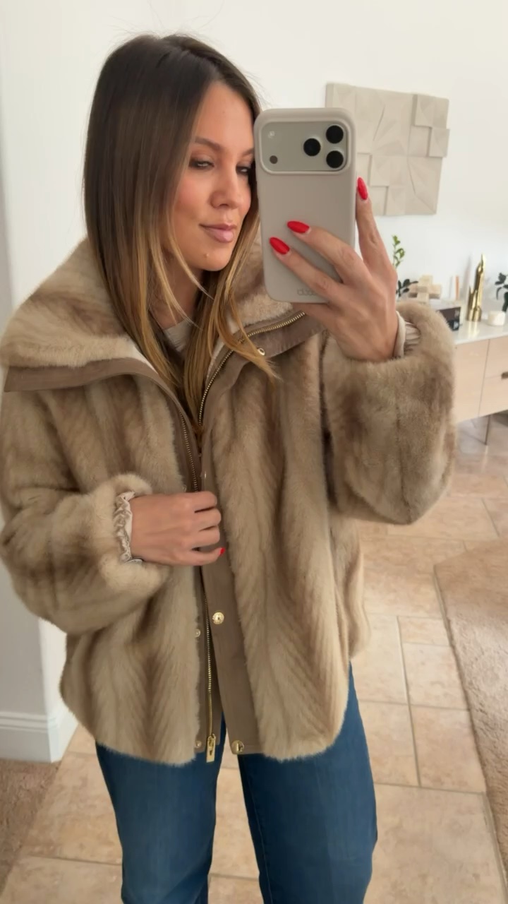 This faux fur jacket is absolutely stunning! The perfect addition to your wardrobe for fall!