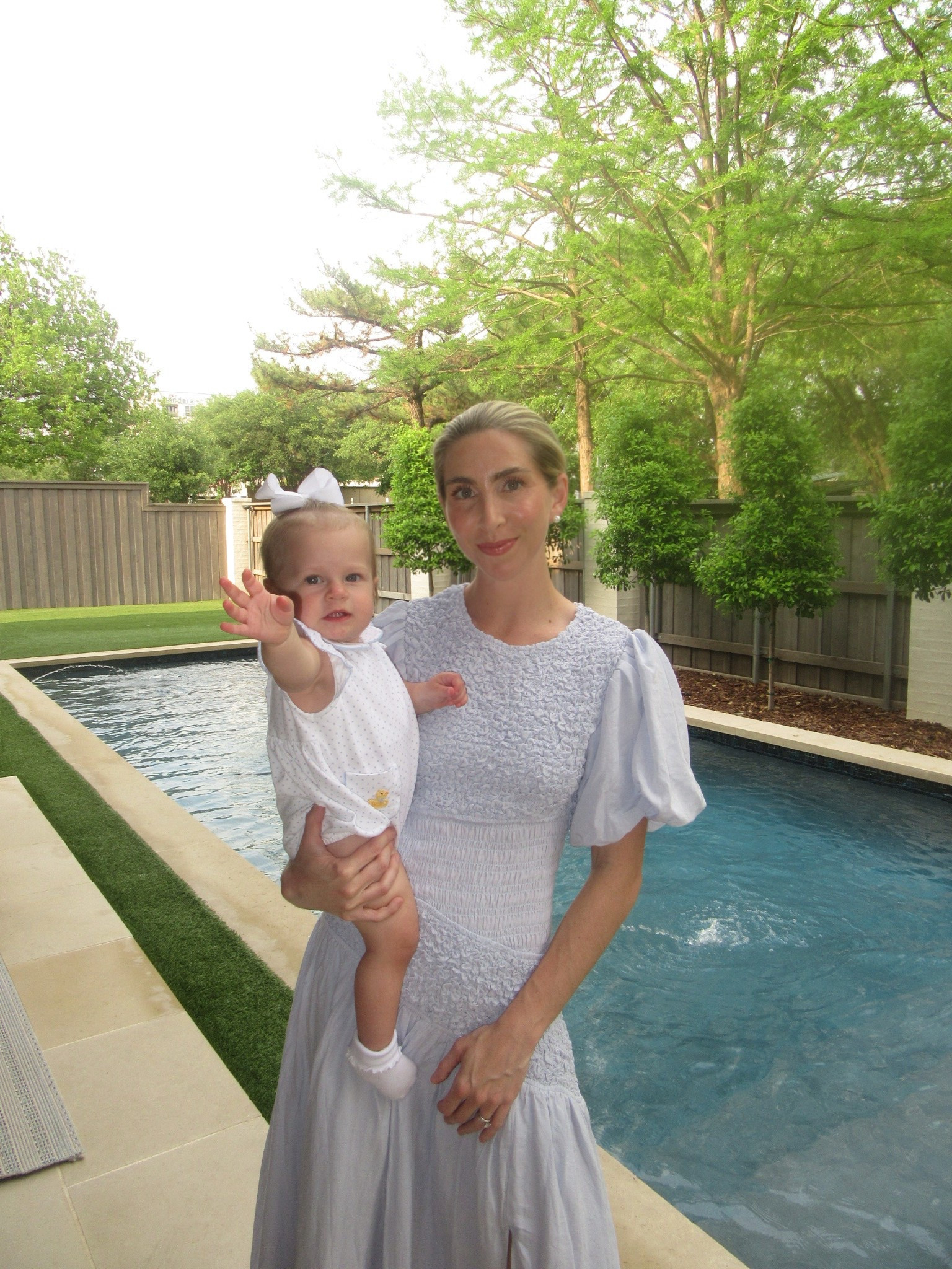 Such a flattering dress! Perfect for spring time🥰

Wearing size s!