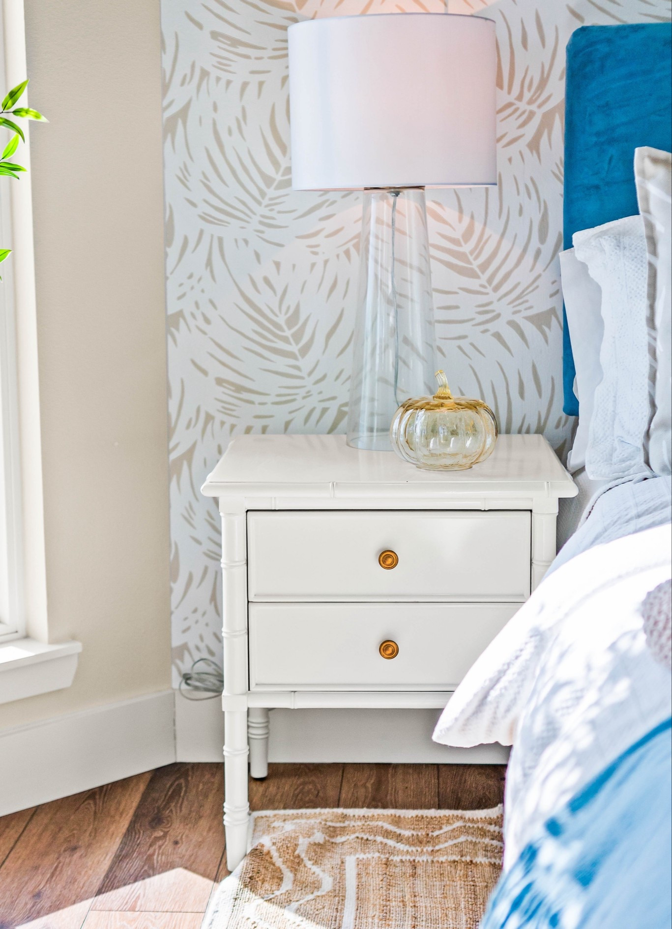 Coastal bedside styling but make it seasonal — natural textures, Serena and Lily Wallpaper, and a glass pumpkin that adds the perfect holiday glow. ✨🌊🎃